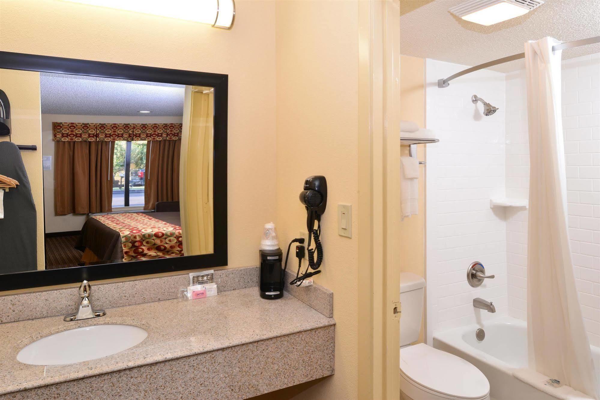 Americas Best Value Inn Tupelo Barnes Crossing Exterior foto